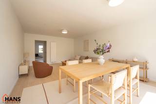 Dit verzorgd appartement op de eerste verdieping combineert een rustige ligging met een vlotte bereikbaarheid. Het appartement werd recent gerenoveerd en omvat een inkomhal met vestiairekast, een apart gastentoilet, een ingerichte badkamer, een aangename leefruimte en een volledig geïnstalleerde keuken. Daarnaast zijn er twee ruime slaapkamers aanwezig, waarvan één toegang geeft tot het terras over de volledige breedte van het appartement.<br /><br />De combinatie van comfort, lichtinval en kwalitatieve afwerking maakt dit appartement bijzonder aantrekkelijk voor zowel eigen gebruik als verhuur.<br /><br />Er bestaat bovendien de mogelijkheid om een garagebox aan te kopen aan € 25.000. De aankoop hiervan is volledig vrijblijvend en niet verplicht.<br /><br />De gemeenschappelijke kosten zijn momenteel nog niet definitief vastgelegd, maar zullen naar verwachting beperkt blijven tot enkel de kosten van de minuterie (verlichting gemeenschappelijke hal) en de blokpolis. Deze worden voorlopig geraamd op ongeveer € 20 per maand.<br /><br />Extra troeven:<br /><br />Recent gerenoveerd appartement;<br />Ruim terras over de volledige breedte;<br />Mogelijkheid tot aankoop garagebox;<br />Lage vermoedelijke gemeenschappelijke kosten;<br />Individuele nutsvoorzieningen;<br />Gunstig EPC;<br />Centrale en rustige ligging.<br /><br />De beschikbare documenten kan u terugvinden via de downloads op onze website.<br />Voor meer informatie kan u terecht op www.hansvastgoed.com of contact opnemen via info@hansvastgoed.com of +32 3 366 05 30.