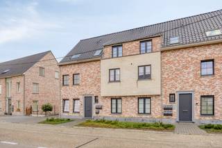 <p>Hulshout: modern duplex appartement met 2 ruime terrassen en vrij uitzicht.</p>
<p>Dit instapklare duplexappartement is rustig gelegen in Hulshout, op slechts 15 minuten rijden van Aarschot. Openbaar vervoer bevindt zich op wandelafstand en ook het treinstation en de autostrade zijn vlot bereikbaar. Een ideale combinatie van rustig wonen en goede bereikbaarheid.</p>
<p>Het appartement maakt deel uit van een kleinschalige residentie uit 2018 en is kwalitatief afgewerkt. Dankzij het uitstekende E-peil (EPB 39 kWh/m² jaar), conforme elektriciteit en zonnepanelen geniet u van energiezuinig wooncomfort. De lage gemeenschappelijke kosten en twee ruime terrassen met vrij uitzicht zijn extra troeven.</p>
<p><strong>INDELING:</strong></p>
<p><strong>Eerste verdieping:</strong> inkomhal, open keuken met kookeiland, lichtrijke woonkamer, badkamer met ligbad en inloopdouche, gastentoilet, wasplaats/berging, berging onder de trap en ruim terras</p>
<p><strong>Tweede verdieping:</strong> nachthal, apart toilet, twee slaapkamers, ruim terras en zolder/opbergruimte</p>
<p><strong>Extra:</strong> mogelijkheid tot het bij aankopen van een garagebox</p>
<p><strong>TROEVEN:</strong></p>
<ul><li>Instapklaar en kwalitatief afgewerkt</li><li>Energiezuinig met EPB 39 kWh/m² jaar en zonnepanelen (inbegrepen in de prijs)</li><li>Twee ruime terrassen met vrij uitzicht</li><li>Lage gemeenschappelijke kosten</li><li>Kleinschalige residentie uit 2018</li><li>Rustige en goed bereikbare ligging</li></ul>
<p>Bent u op zoek naar een modern en energiezuinig duplex appartement met veel buitenruimte? Ontdek deze eigendom in Hulshout en plan vandaag nog uw bezoek!</p>
<p><strong>JOUW DROOMAPPARTEMENT. ZO GEVONDEN!</strong></p>