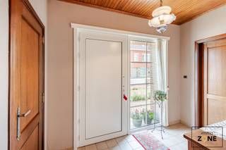 Bent u op zoek naar een ruime kangoeroewoning in een rustige buurt? Dan is deze woning zeker iets voor u!U betreedt de woning via een royale...