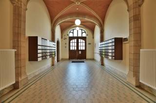 <p><span>Prachtige assisentiewoning in het beschermd monument genaamd "Zwartzusterklooster" gelegen in het hartje van Dendermonde </span></p><p><span> </span></p><p><span>In centrum Dendermonde aan de Vlasmarkt, is het sublieme </span><span>assitentiewoningen-project 'Prinsenhof'</span><span> </span><span>gelegen. Beter gekend als het voormalige Zwartezusterklooster. Dit complex dat met respect voor de historische bouwstijl en elementen werd uitgewerkt, geeft u een echt thuisgevoel. </span><span>Midden in de stad maar tevens toch een bron van rust en stilte</span><span>. Hier bevinden zich 82 ruime, rolstoeltoegankelijke en lichtrijke appartementen. Allen voorzien van een eigen keuken en badkamer. 54 appartementen zijn ondergebracht in het voormalige klooster en 28 nieuwbouwappartementen zijn in de kloostertuin bijgebouwd. De centrale ontmoetingsruimte, waar zich vroeger de kapel bevond, is een ideale </span><span>ontmoetingsplek voor de bewoners</span><span>. Het is een ruimte waar men gezellig kan bijpraten en iets kan drinken, alsook kan U genieten achteraan van de binnentuin en bibliotheek.</span></p><p><span> </span></p><p><span>Het appartement dat wij aanbieden, bevindt zich in het gerestaureerde klooster. Deze woning biedt u een kwaliteitsvol leven aan daar deze volledig is aangepast aan de noden van de doelgroep. Zo beschikt zij namelijk over een </span><span>private badkamer met een inloop douche</span><span>, een </span><span>compacte, geïnstalleerde keuken</span><span> waarbij toch rekening werd gehouden met de hedendaagse wensen en terras. Ook zijn er noch trappen noch opstapjes voorzien om de zelfstandigheid en toegankelijkheid te verzekeren.</span></p><p><span> </span></p><p><span>Kan u wat </span><span>hulp gebruiken of wilt u uw leven zorgelozer maken</span><span>? Dankzij deze assistentie woning is dit helemaal mogelijk. Dankzij haar centrale ligging, hoeft u maar buiten te stappen en kan u nog steeds genieten van het stadsleven, de wekelijkse markt of een koffiekopje. Daarnaast zal </span><span>vzw Familiehulp</span><span> steeds ter beschikking staan om aan de zorgnoden en het comfort van de bewoner te beantwoorden.</span></p><p><span> </span></p><p><span></span><span>Kom dit fijne project bekijken op afspraak T. 052/55.55.55 | <span>info@immotwins.be</span></span><span> </span></p><p><span> </span></p><p><span> </span></p><p><span> </span></p><p><span> </span></p>
