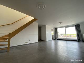 Dit duplex appartement gelegen op de 3 de verdieping bestaat uit: inkomhal, toilet, berging en wasruimte, woonkamer met open moderne keuken,...