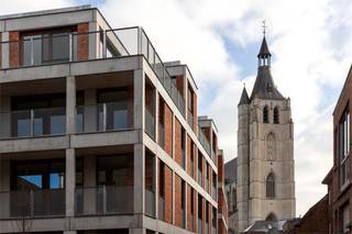 Portier 51 schrijft een nieuw hoofdstuk op de oude bibliotheeksite in het bruisende Mechelen. <br />Dit kleinschalige project zet duurzaamheid en gezelligheid voorop. <br />Met de verhuis van de Mechelse stadsbibliotheek wordt deze Triple-A locatie omgevormd tot een nieuwe hippe buurt. <br />Portier 51 wordt een hedendaagse invulling van het typisch Mechels wonen en combineert hierbij de gezelligheid van de binnenstad met een uniek aanbod van energiezuinige woningen, app. en commerciële units. Beschikbaar bij akte. <br />Beschikbaarheden: <br />Gebouw Oude Bibliotheek:   <br />3) De casco commerciële ruimte TW.0.1 met postadres 2800 Mechelen, Moensstraat 31( € 189.000 euro – 63 m²). <br />Op de verkoopplannen worden de oppervlaktes van de individuele units weergegeven indien gewenst kunnen beide ruimtes samengevoegd worden tot één gezamenlijke unit.<br />Voor elke commerciële ruimte werd een suggestieve berging aangeduid in de ruimte zelf. De mogelijkheid bestaat om een ondergrondse parkeerplaats aan te kopen.<br />* Exclusief registratierechten, btw, kosten EPB, ventilatie, PID, kosten basis- en verkavelingsakte, notariskosten en provisie nutvoorzieningen. <br />Benieuwd naar dit bedrijfsvastgoed te koop regio Mechelen? <br />Contacteer info@immodelestre.be of 054 33 62 52. <br />www.immodelestre.be <br />