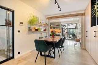 Cette maison prête à emménager est située dans la Duinhoekstraat, juste à côté de la forêt de Calmeyn, des dunes et des boutiques. La finition...