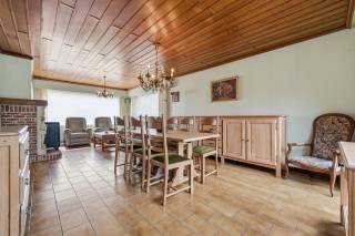 Ben je op zoek naar een ruime villa waar je comfortabel gelijkvloers kunt wonen, maar die tegelijk nog enorm veel mogelijkheden biedt? Dan is deze woning absoluut het ontdekken waard.<br /><br />TROEVEN<br />- Woonst met 1001 mogelijkheden (renders zijn beschikbaar en tonen onder meer de mogelijkheden voor extra slaapkamers op het verdiep of een bijkomende leefruimte achteraan met zicht op de tuin);<br />- Volledig onderkelderd (bijzonder praktisch!);<br />- Ruime praktijk-/loodsruimte van 85 m² achteraan, ideaal voor een zelfstandige activiteit, praktijk, hobbyruimte, garage of atelier; <br /><br />INDELING<br />Je komt binnen via een ruime inkomhal die toegang biedt tot de verschillende leefruimtes. De lichtrijke leefruimte sluit mooi aan op de leefkeuken, die op haar beurt een praktische verbinding heeft met de kelderberging.<br />Op het gelijkvloers bevinden zich verder drie slaapkamers en een badkamer met douche. Dankzij deze praktische indeling is de woning bijzonder geschikt voor wie comfortabel en grotendeels gelijkvloers wil wonen.<br />Het verdiep bestaat momenteel uit een ruime zolderruimte, maar biedt heel wat potentieel. Hier kunnen bijvoorbeeld twee extra slaapkamers worden ingericht. Ook een andere invulling behoort uiteraard tot de mogelijkheden.<br />De woning is volledig onderkelderd en beschikt bovendien over een extra ruime kelderberging ter hoogte van de inpandige garage. Aan bergruimte is er dus geen gebrek.<br /><br />Buiten geniet je van een ruime, volledig afgesloten tuin op een perceel van maar liefst 1.123 m².<br />De grote oprit biedt plaats aan meerdere wagens en zorgt voor een vlotte bereikbaarheid van zowel de woning als de achterliggende praktijk-/loodsruimte.<br /><br />= EEN EIGENDOM MET ENORM VEEL POTENTIEEL<br /><br />Benieuwd naar wat hier allemaal mogelijk is? Plan snel je bezoek en ontdek zelf het enorme potentieel van deze woning!