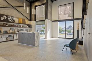 Mooie showroom/burelen met parking en magazijn, TOPgelegen langs de N8. Zeer mooie burelen/groepspraktijk/showroom (gebouwd in 2012 en voorzien...