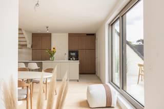<span>Via de inkom met apart toilet en berging bereikt men de riante leefruimte (66 m²) op parketvloer met open keuken en terras aan de voor- en achterzijde. Er is zelfs mogelijkheid tot het maken van een vierde slaapkamer (11 m²). Op deze verdieping beschikt u ook over een douchekamer met inloopdouche en lavabomeubel.</span><br /><span>Via de trap naar de tweede verdieping heeft u toegang tot 3 lichtrijke slaapkamers op parketvloer, ruime badkamer en berging. De eerste slaapkamer heeft eveneens een ensuite badkamer en dressing. Verder beschikt u nog een wasplaats en berging.</span><br /><br /><span>Deze penthouse werd hoogwaardig afgewerkt en beschikt over zonnepanelen, vloerverwarming én vloerkoeling, parketvloeren, warmtepomp,...</span><br /><br /><span>Via een makkelijke in-en uitrit komt u in de ondergrondse parking. Hier is een ruime autostaanplaats en kelderberging voorzien. (Niet vervat in prijs).</span><br /><br /><span><strong>AANKOOP AAN 6% BTW-TARIEF MOGELIJK MITS VOORWAARDEN.</strong></span><br /><span>Registratierechten (12%) op het grondaandeel.</span><br /><span>Btw op het constructieaandeel. </span><br /><br /><span><strong>BIJZONDERHEDEN</strong></span><br /><span>* E-peil 20</span><br /><span>* Verwarming met individuele warmtepompen</span><br /><span>* Vloerverwarming + vloerkoeling</span><br /><span>* Individuele zonnepanelen</span><br /><span>* Ventilatiesysteem type D</span><br /><span>* Ruime ondergrondse parking (niet vervat in prijs)</span>