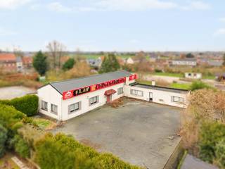 Mooi gelegen aan het Kluisbos, te renoveren handelspand/om te bouwen vakantiewoning/ideale projectgrond/bouwgrond. Private toegangsweg,...