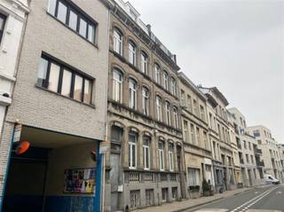 <p><span>ANTWERPEN ZUID - Moonsstraat 17 </span><span>: Mooie kantoorruimte voor persoonlijk gebruik gelegen in een hippe buurt nabij de Troonplaats en het Museum van Schone Kunsten.</span></p><p><span> </span></p><p><span>Dit kantoor, geschikt voor persoonlijk gebruik, is voorzien van een keuken met kasten, kookplaat en frigo</span></p><p><span>Er is tevens een douche aanwezig.</span></p><p><span>Apart toilet.</span></p><p><span> </span></p><p><span>Pluspunt:  er zijn geen gemeenschappelijke kosten!</span></p><p><span> </span></p><p><span>Beschikbaar 01/04/2026</span></p><p><span>Parking te huur in het gebouw ernaast.</span></p><p><span> </span></p><p><span> </span></p>