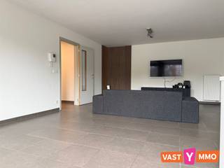<p><span>Dit ruime appartement op de eerste verdieping (met lift) ligt op een super centrale locatie in Gooreind, recht tegenover Carrefour Market en op wandelafstand van het openbaar vervoer.</span></p><p><span> </span></p><p><span>Indeling:</span></p><p><span>Je komt binnen in de inkomhal met gastentoilet. De ruime leefruimte met open keuken (samen ca. 40 m²) is volledig ingericht met een keramische kookplaat, dampkap, oven, microgolfoven, vaatwasser, koelkast met vriesvak en dubbele spoelbak. Aansluitend aan de keuken bevindt zich een praktische bergruimte/wasplaats met de nodige aansluitingen. Verder zijn er twee slaapkamers van ca. 14 m² en 9 m², die allebei toegang hebben tot het terras. De badkamer is voorzien van een ligbad, aparte douche en een extra brede lavabo met meubel. Een absolute troef is het ruime terras van maar liefst 45 m². Via het schuifraam in de keuken stap je zo naar buiten, waar je heerlijk kan genieten van de buitenruimte en het groene uitzicht. Bij het appartement hoort bovendien een garagebox van ca. 20 m² en een open autostaanplaats, gelegen achteraan op het perceel.</span></p><p><span> </span></p><p><span>Beschikbaar vanaf 01/01/2027</span></p><p><span>Vaste kosten:  € 75/maand</span></p>