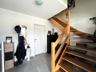 <strong>BEZOEKMOMENT OP 4 april tussen 10 uur en 12 uur en op woensdag 8 april tussen 16u30 en 18 uur.<br />INSCHRIJVEN VERPLICHT, online aanvraag indienen aub.</strong><br />Deze woning (half open bebouwing) is gelegen in een rustige verkaveling, in een doodlopende straat en biedt een aangename woonomgeving met alle comfort voor het dagelijkse leven.<br />Bij het betreden van de woning kom je binnen via de inkomhal met apart gastentoilet. De gelijkvloerse verdieping beschikt over een gezellige leefruimte, een eetkamer en een ruime, functionele keuken met voldoende plaats om comfortabel te koken en te leven. Aansluitend bevindt zich de berging met aansluitend de garage, wat extra gemak en bergruimte biedt.<br />Via de trap bereik je de nachthal, die toegang geeft tot drie volwaardige slaapkamers en een badkamer uitgerust met een douche, ligbad en dubbele lavabo – ideaal voor gezinnen of koppels die graag wat ruimte hebben. Bovendien is er ook op de eerste verdieping een apart toilet.<br />Zuidgerichte tuin aanwezig !<br />Dankzij de rustige ligging en de praktische indeling is deze woning een ideale thuis voor wie comfortabel en aangenaam wil wonen.