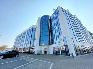Very bright and recently renovated office space in a modern building on the Zelliksesteenweg in Sint-Agatha-Berchem.Excellent accessibility by car,...