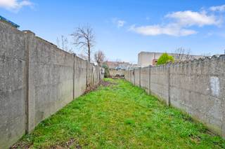  INSTAPKLARE GEZINSWONING MET TUIN EN 4 SLPK IN DOODLOPENDE STRAAT VLAK AAN DE FIETSROUTE Hal, ruime voorplaats ( bureel / slaapkamer / hobbyruimte )...