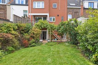 <p><span>GENT - Ottergemsesteenweg - Ben je op zoek naar een ruime bel-etage met dubbele garage en zonnige tuin te huur in Gent? Dan is deze woning mogelijk exact wat je zoekt.</span></p><p><span> </span></p><p><span>De voornaamste troeven:</span></p><ul><li><span>uitstekende ligging nabij Station Gent-Sint-Pieters</span></li><li><span>vlotte bereikbaarheid met wagen en openbaar vervoer</span></li><li><span>dubbele inpandige garage!</span></li><li><span>ruime en praktische woning</span></li><li><span>charmant pand met behoud van authentieke elementen</span></li><li><span>zonnige en gezellige stadstuin</span></li><li><span>geschikt voor co-housing</span></li></ul><p><span> </span></p><p><span>Indeling gelijkvloers:</span></p><p><span>Inkomhal met ingebouwde vestiairekast, dubbele inpandige garage, toegang tot de ruime en droge kelder (incl. wijnkelder), berging (incl. aansluiting wasmachine) met douchecabine. </span></p><p><span>Ruim terras en zonnige, gezellige stadstuin.</span></p><p><span> </span></p><p><span>Indeling eerste verdieping: </span></p><p><span>Nachthal, apart toilet, leef- en eetruimte, aparte eetplaats aansluitend op de keuken met dubbelzijdig ingericht keukenmeubel.</span></p><p><span>Aansluitend op de eetplaats is er een aangenaam en ruim balkon met prachtig zicht op de tuin.</span></p><p><span> </span></p><p><span>Indeling tweede verdieping:</span></p><p><span>Nachthal, drie slaapkamers, berging en badkamer uitgerust met ligbad/douche combinatie, dubbel lavabomeubel en toilet. De badkamer is uitgerust met ingebouwde kasten die bijdragen tot extra bergruimte.</span></p><p><span> </span></p><p><span>Indeling derde verdieping:</span></p><p><span>Ruime geïsoleerde zolder.</span></p><p><span> </span></p><p><span>Belangrijke informatie:</span></p><p><span>Gunstig EPC door o.a. de aanwezigheid van zonnepanelen (incl. batterij). B-label, 152 kWh/m² jaar.</span></p><p><span>Beschikbaar vanaf: 01/01/2027 (vroeger mogelijk in samenspraak).</span></p><p><span>Huurprijs: 1650 euro/maand. EGW (elektriciteit, gas en water) afzonderlijk af te rekenen. Domicilie verplicht.</span></p>
