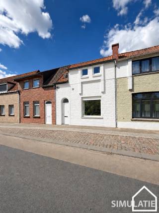 Deze woning werd inmiddels volledig gestript en staat klaar om opnieuw op te bouwen.<br /><br />Er is een bouwvergunning voor het verbouwen van de woning en het bouwen van een garage die bereikbaar is via de achteruitweg.<br /><br />Er zijn 3 slaapkamers mogelijk waarvan een slaapkamer op het gelijkvloers met mogelijkheid tot douchekamer zodat dit ook een interessante woning is voor iets oudere mensen.<br /><br />De goedgekeurde plannen zijn inbegrepen in de prijs.<br /><br />De plannen kan u via documenten bekijken.