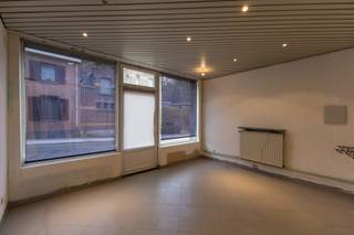Immo Pické vous propose cette maison à rénover, idéalement située à proximité des commerces, des écoles, des transports en commun et <br />d'un accès rapide aux grands axes routiers à Rode-Saint-Genèse.<br />Au rez-de-chaussée se trouvent un hall d'entrée spacieux, un salon, une salle à manger, une cuisine et une salle de bains. <br />Le premier étage consiste deux chambres (19 m² et 12 m²). Au deuxième étage se trouve une chambre (21 m²) à finir.<br />À côté de cette maison se trouve un garage avec une cour et un jardin attenants.<br />Derrière la maison, nous trouvons encore un grand atelier (+/- 100 m²).