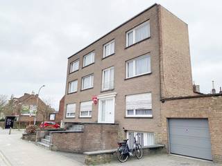 Deze heel ruime (op te frissen) woning met (mogelijk) 7 slaapkamers en dubbele garage is rustig gelegen net buiten het centrum van Kortrijk. ...