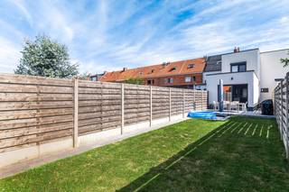 Met haar stijlvolle renovatie, ruime en praktische indeling, drie slaapkamers, gunstige EPC-score en vooral haar TOPligging aan de Guldensporenlaan, nabij centrum Lier alsook het natuurgebied en het station, is deze woning misschien wel uw droomwoning!<br /><br />De woning is te betreden via de inkomhal die uitgeeft op de ruime en lichtrijke woonkamer. Vanuit de woonkamer bereiken we de eetkamer met open keuken. <br />Deze keuken is volledig geïnstalleerd en geniet van een aangenaam binnen-buiten gevoel door het grote schuifraam naar het terras en de groene tuin. <br />Verder op het gelijkvloers is er nog een aparte hal te bereiken via de woonkamer, dewelke toegang geeft aan het toilet en de trap naar de kelder. <br /><br />De stijlvolle en praktische eigenschappen van deze woning worden ook op de eerste verdieping gehanteerd. <br />Vanuit de ruime en lichte nachthal bereiken we eerst de master bedroom (13m²) dewelke voorzien is van airco, rolluiken en een en-suite badkamer met dubbele lavabo en inloopdouche. <br />Naast de 2 andere slaapkamers (12,5m² / 8,5m²) is er ook een aparte badkamer met lavabo en inloopdouche. <br />Verder op de eerste verdieping is er nog een apart toilet alsook een handige technische berging met aansluitingen voor wasmachine en droogkast. <br /><br />Ten slotte beschikt de woning over een aangename groene tuin met tuinhuis en een ruime kelder.<br /><br />Troeven woning:<br />* 3 slaapkamers<br />* Toplocatie nabij centrum Lier, het station & het natuurgebied<br />* Lichtrijk en stijlvol gerenoveerd<br />* Instapklaar<br />* Voorzien van een terras<br />* EPC label A<br />* Voldoende parking aanwezig op straat<br /><br />Interesse in deze instapklare woning? Contacteer ons via 03 337 50 70 of info@vbvastgoed.be voor meer info of een bezoek ter plaatse.