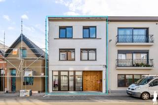 <span>Gerenoveerde woning en mogelijk handelsgelijkvloers met 4 slk en tuin in het centrum van Kessel. <br /><br />Algemeen:<br />- Woning gerenoveerd in 2022<br />- Goed gelegen in het centrum van Kessel<br />- Mooie, rustige tuin met terras<br />- Eventuele handelsruimte/kantoorruimte op het gelijkvloers<br />- Duplex op de eerste en tweede verdieping<br />- Inpandige garage<br />- Ruime kelder<br />- Vloerverwarming in de duplex<br />- EPC B<br />- Elektriciteit gekeurd en conform<br />- Asbestveilig<br /><br />Indeling:<br />Gelijkvloers:<br />Op het gelijkvloers is een mogelijk handelspand/kantoorruimte gelegen met achteraan een eventuele keuken. Het gelijkvloers beschikt over grote raampartijen naar de straatkant toe en een eventuele aparte ingang. Verder is er nog een apart toilet, inpandige garage en een overdekte/afgesloten inkom. <br />Achteraan het perceel is nog een grote tuin met terras, dewelke ook toegankelijk is via een trap vanuit de eerste verdieping. <br /><br />1e verdieping:<br />Op de eerste verdieping is de duplex gelegen. Hier bevindt zich de leefruimte op parket met open keuken. De keuken is volledig geïnstalleerd. Achteraan bevindt zich nog een slaapkamer/bureau en een badkamer met ligbad en dubbele lavabo en een terras (met toegang tot tuin). <br /><br />2e verdieping: <br />Op de tweede verdieping zijn 3 grote slaapkamers gelegen, een apart toilet alsook de tweede badkamer met douche, en dubbele lavabo. <br /><br />Verder is er nog een kelder aanwezig. De woning biedt tal van mogelijkheden zoals het combineren van wonen en kantoor/handelszaak op het gelijkvloers, dit in het centrum van Kessel.<br /></span>