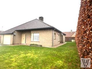 Nette gelijkvloerse alleenstaande villa te Lendelede bestaande uit de inkom, woon/leefruimte met aansluitend de keuken met berging...