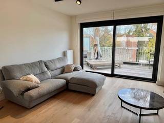 Dit duplex appartement bevindt zich in Oostduinkerke dorp, vlakbij de winkels en het openbaar vervoer. Indeling: inkomhal, gastentoilet; zeer ruime open leefruimte met keuken, eethoek en zithoek. Palend aan de keuken is een praktische berging met ingemaakte kasten en plaats voor wasmachine en droogkast. De keuken is centraal opgesteld waardoor je een perfect zicht hebt op de eetruimte die uitgeeft op een tof terras en op de zithoek die paalt aan een ruim terras waar de avondzon voor zalige momenten zorgt. Op de tweede verdieping zijn er 3 slaapkamers waarvan er 1 deels ingericht werd als dressing. Er is een masterbedroom met en suite badkamer voorzien van ligbad, dubbele lavabo én douche. de derde slaapkamer is voldoende ruim voor een dubbel bed en kast. Er is eveneens een douchekamer met wastafel en toilet. Mogelijkheid tot bijhuren van een garage op het gelijkvloers niveau aan €100 per maand.<br />Dit appartement is door zijn oppervlakte en terrassen uitzonderlijk in zijn soort. <br /><br />