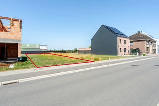 <p>Deze bouwgrond in residentiële omgeving combineert een rustige ligging met een uitstekende bereikbaarheid en een centrale locatie in Buggenhout. Het perceel is geschikt voor een halfopen bebouwing en biedt een mooie opportuniteit voor wie een woning op maat wil realiseren in een groene omgeving. Het Buggenhoutbos ligt bijna letterlijk in uw achtertuin, ideaal voor natuurliefhebbers, wandelaars en gezinnen die graag genieten van rust en open ruimte. Tegelijk bevinden winkels, scholen en verbindingswegen zich op korte afstand, wat zorgt voor extra wooncomfort. Een interessante kans voor wie op zoek is naar een bouwgrond met een sterke combinatie van natuur en bereikbaarheid.</p>

<p>Troeven:<br />• Bouwgrond voor halfopen bebouwing.<br />• Rustig maar centraal gelegen in Buggenhout.<br />• Buggenhoutbos bijna letterlijk in de achtertuin.</p>

<p>Neem vandaag nog contact op met je ERA-makelaar voor meer informatie. JOUW DROOMGROND. ZO GEVONDEN!</p>