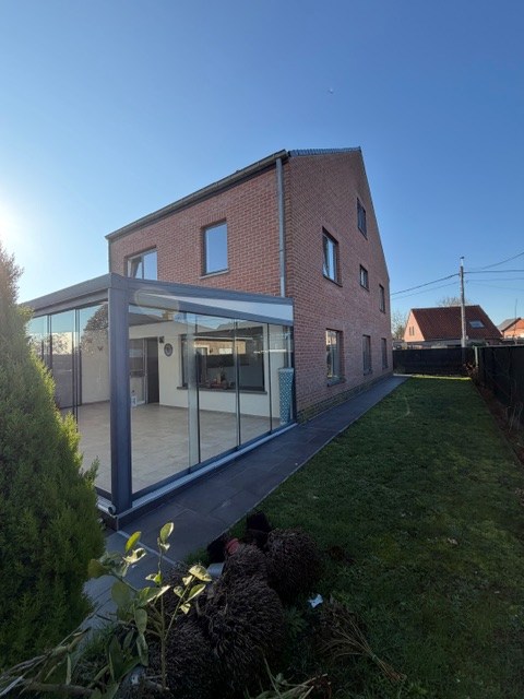 Super gelegen en ruime instapklare woning met 6 slpks, bureel, lift, tuin en garage. - foto 2