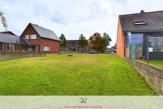 Met een oppervlakte van 410 m² biedt dit perceel in Neeroeteren alle ruimte om jouw ideale gezinswoning te bouwen, mét een gezellige tuin om van te genieten.<br /><br />Belangrijkste troeven:<br />📏 Perceelbreedte: ± 12,5 meter<br />📏 Perceeldiepte: ± 32 meter<br />🏡 Bestemming: eengezinswoning<br />🏗️ Bouwvorm: geschakelde bebouwing in één bouwblok<br />🎨 Gevelhoogte & materialen: af te stemmen op de woning op perceel 280C (Dennenstraat nr. 57)<br /><br />Waarom kiezen voor deze locatie?<br />✅ Gelegen in een rustige woonomgeving<br />✅ Dicht bij het prachtige natuurgebied Tösch-Langeren — ideaal voor wandelaars en natuurliefhebbers<br />✅ Perfecte combinatie van wonen in het groen én vlot bereikbaar<br /><br />Zie jij jezelf hier al wonen?<br />Neem vrijblijvend contact met ons op voor meer informatie of om een afspraak te maken.