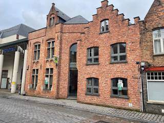 Deze winkel met uitnodigende gevel is gelegen in de toeristische Katelijnestraat in het hartje van Brugge. Ook is het gelegen naast een ondergrondse parking, super handig! De winkel heeft tal van lichtpartijen met dubbel glas, karaktervolle gevel, centrale verwarming op gas, kasten, toilet, keukentje achteraan en berging... Oppervlakte: 134m². Twee ingangen, één vooraan en één achteraan. Veel ruimte en licht! Ideaal om een succesvolle zaak te runnen!! Ook handig om te verhuren met mooi rendement. Bovenliggend duplex appartement en twee achterliggende appartementen zijn ook te koop en worden nog helemaal gerenoveerd.