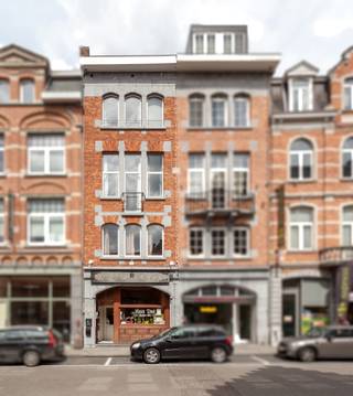 Cette chambre étudiante spacieuse et meublée se caractérise par son emplacement extrêmement central. La Grand-Place de Louvain, des magasins, des restaurants, des arrêts de bus, etc., sont accessibles en une minute à pied.Cette pièce baignée de lumière est située à l'avant du bâtiment, au deuxième étage. La salle est durablement fini et a son propre lavabo. Le mobilier comprend: un bureau avec une chaise de bureau, un lit sans matelas et une armoire. Le prix de cette chambre est de 475 €, ce qui comprend le loyer du mobilier, l'eau et l'électricité, le nettoyage des parties communes, le chauffage, Internet, la contribution à l'assurance incendie avec une assurance responsabilité locataire et recours, une taxe sur les séjours secondaires. et taxe d’étudiant. Cette salle est réservée aux étudiants! Demander des informations sans engagement via: +32 16 22 82 22