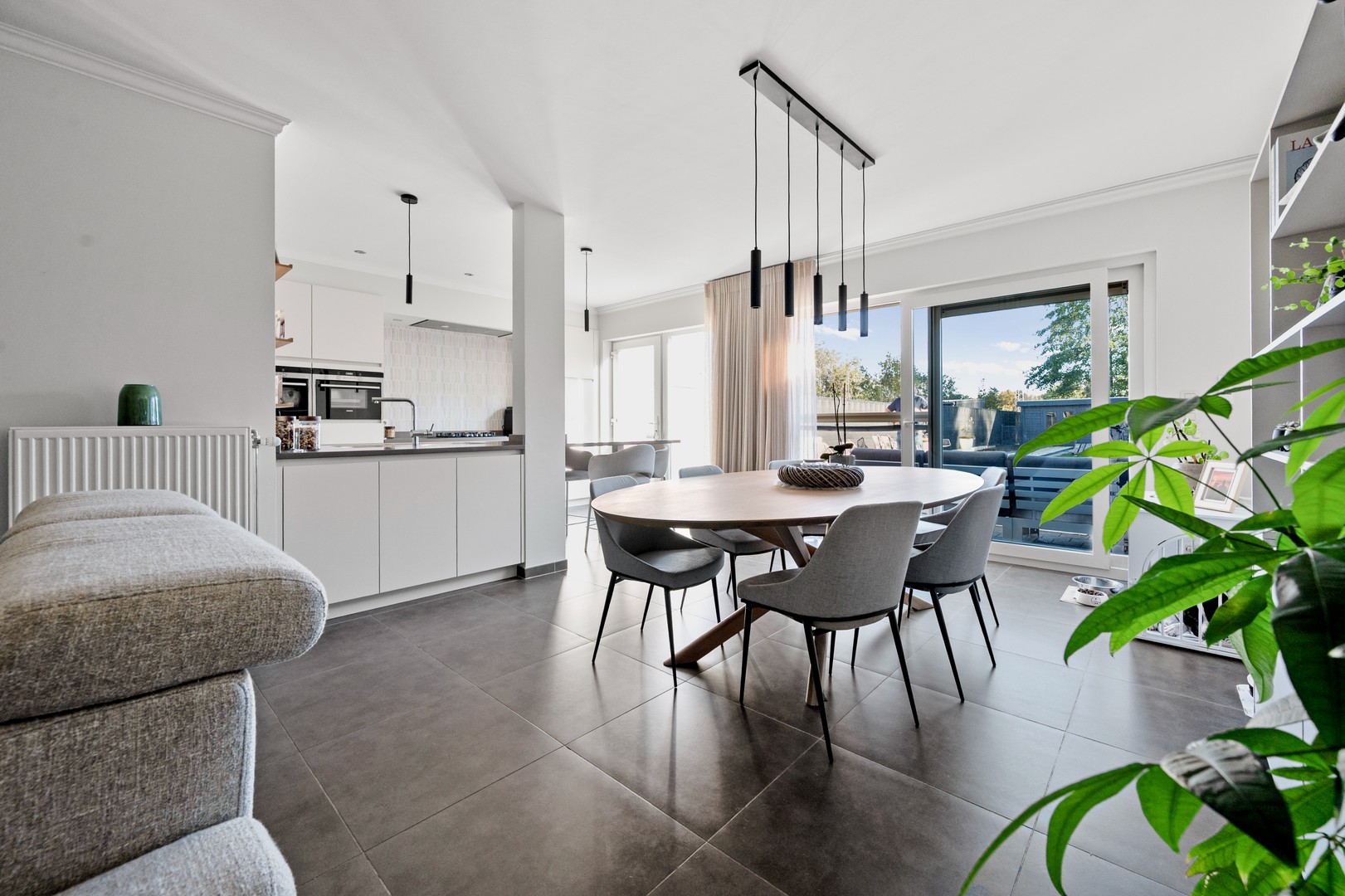 Tijdloze pastorijstijlwoning met diepe tuin en enorm veel ruimte! - foto 4