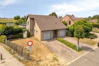 <p><span>Aan het einde van een rustige woonstraat, waar het asfalt overgaat in open velden, ligt deze verzorgde villa met dubbele garage. De ligging op de rand van de verkaveling zorgt voor een uitzonderlijke rust: achteraan kijkt u zo over de akkers uit.</span></p><p><span>Binnen ontvangt een lichtrijke, ronde leefruimte u met zicht op de tuin, verwarmd door een sfeervolle speksteen &amp; gashaard. De open keuken met kookeiland sluit vlot aan. Vier slaapkamers met veel lichtinval bieden ruimte voor het hele gezin, aangevuld met twee volledig uitgeruste badkamers: ligbad, inloopdouche en dubbele wastafels.</span></p><p><span>Buiten wacht de echte troef: een verwarmd zwembad op warmtepomp en zonnecollector, omringd door een ruim terras, overdekte zithoek en tuinberging. De achtertuin grenst direct aan de velden, voor een zeldzaam gevoel van privacy.</span></p><p><span>Energetisch sterk: zonnepanelen en thuisbatterij zorgen voor besparing op de energiefactuur, met een gunstig EPC-label B. Elektriciteit conform gekeurd.</span></p><p><span>Troeven:</span></p><ul><li><span>4 slaapkamers, 2 volledig uitgeruste badkamers</span></li><li><span>Lichtrijke ronde leefruimte met speksteen &amp; gashaard</span></li><li><span>Open keuken met kookeiland</span></li><li><span>Verwarmd zwembad (warmtepomp + zonnecollector)</span></li><li><span>Ruim terras, overdekte zithoek en tuinberging</span></li><li><span>Zonnepanelen + thuisbatterij EPC B</span></li><li><span>Elektriciteit conform</span></li><li><span>Dubbele garage</span></li><li><span>Rustige ligging, grenzend aan de velden</span></li></ul><p><span> </span></p><p><span>Interesse of een bezoek inplannen? Neem contact op voor meer info.</span></p>