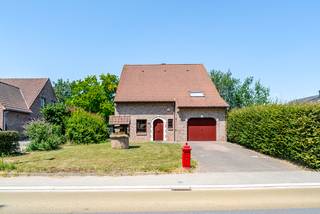 <p><strong>Open bebouwing in Erps-Kwerps, rustig gelegen in een groene en landelijke omgeving met vlotte verbindingen.</strong><br /><br />Deze woning uit 1997 combineert ruimte, comfort en een praktische indeling op een perceel met een ruime tuin van 1900 m². Dankzij het EPC-label C is er geen renovatieverplichting, wat meteen extra gemoedsrust biedt voor wie zorgeloos wil wonen. De woning is bovendien asbestveilig en beschikt over een parkeerplaats voor de deur, aangevuld met een ruime garage. De ligging nabij openbaar vervoer en belangrijke invalswegen maakt deze open bebouwing bijzonder interessant voor wie rustig wil wonen met een goede bereikbaarheid.<br /><br /><u><strong>Belangrijkste ruimtes:</strong></u><br />• Ruime woonkamer van 41 m² met veel lichtinval<br />• Keuken van 15 m² met praktische indeling<br />• Badkamer van 10 m²<br />• Drie slaapkamers van 15 m², 16 m² en 11 m²<br />• Berging van 15 m² voor extra opslagruimte<br />• Garage van 28 m²<br />• Terras met zicht op de tuin<br />• Grote tuin van 1900 m²<br />• Parkeerplaats voor de deur<br /><br /><u><strong>Troeven:</strong></u><br />• EPC-label C, dus geen renovatieverplichting<br />• Asbestveilige woning<br />• Grote tuin van 1900 m² met landelijke ligging<br /><br />Meer informatie of een bezoek met Nicolas Geeraerts? Contacteer ons via +3223351115<br />JOUW DROOMHUIS. ZO GEVONDEN!</p>