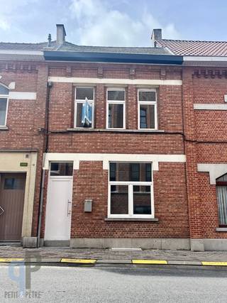 In het centrum van Zottegem vinden we deze instapklare starterswoning of investeringspand, voorzien van een lichtrijke leefruimte, ingerichte...