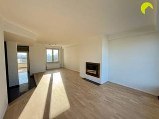 In het centrum van Antwerpen, aan de Amerikalei, bevindt zich dit unieke penthouse-appartement.Indeling:Het appartement ligt op de 8ste en hoogste...