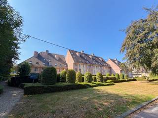 ENERGIEZUINIG 2-SLAAPKAMERAPPARTEMENT met ZONNIG TERRAS en RUIME GARAGEBOX, rustig en STRATEGISCH GELEGEN TE MELLE. Op de 3DE VERDIEPING VAN RESIDENTIE AZALEA geniet u van een lichtrijke woonkamer met groot schuifraam en toegang tot het terras, een ingerichte keuken met praktische berging, 2 VOLWAARDIGE SLAAPKAMERS en een ingerichte badkamer. Met een EPC-SCORE VAN 97 KWH/M² heeft het appartement een ENERGIEZUINIG KARAKTER. De RUIME GARAGEBOX biedt comfortabel parkeren en extra opslagruimte. Dankzij de nabijheid van R4 EN E40, een RECHTSTREEKSE BUSVERBINDING NAAR GENT en het STATION VAN MERELBEKE geniet u van een UITSTEKENDE BEREIKBAARHEID. Ook de GENTBRUGSE MEERSEN liggen vlakbij. Ideaal voor EIGEN BEWONING OF INVESTERING.<br /><br />Adres: Collegebaan 2I bus 8 te Melle<br /><br />G-score en P-score A; Geen renovatieverplichting van toepassing; Bestuursmaatregelen in het maatregelenregister: Neen; Beschikbaar bij akte