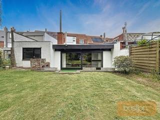 Ontdek deze ruime woning met unieke troeven en een uitzonderlijke ligging in het centrum van Marke!Op het gelijkvloers vind je vooraan een...