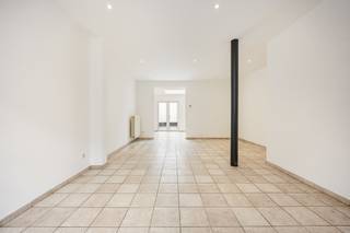 Gezinswoning met 4 slaapkamers nabij het centrum van Turnhout.<br />EPC: 155 kWh/m² | Beschikbaar: onmiddellijk | koer aanwezig<br /><br /><strong>bezoek aanvragen via volgende link: </strong>https://dilegno.mijnhuurprofiel.be/property/60aee38a-3a34-46a7-9a7d-deb77045cb4a<br /><br /><strong>Omschrijving</strong>:<br />Gezinswoning gelegen nabij het centrum van Turnhout, op wandelafstand van De Nieuwe Kaai, het station en de winkelstraat.<br /><br />We betreden deze woning via de inkomhal, welke toegang geeft tot de ruime woonkamer (± 32m²).<br />Aansluitend aan de woonkamer bevindt zich de keuken, een apart toilet en de badkamer (voorzien van een douche en dubbele wastafel). De keuken is voorzien van een kookplaat, oven, vaatwasser, spoelbak en koelkast. Vanuit de keuken is er toegang tot het koertje achteraan de woning gelegen. <br />Helemaal achteraan vinden we de berging met voorzieningen voor wasmachine en droogkast.<br /><br />Op de eerste verdieping zijn er 2 ruime slaapkamers. Via een vaste trap bereikt u de zolderverdieping, waar zich nog twee ruime slaapkamers bevinden.<br /><br /><strong>Algemeen</strong>:<br />- Beschikbaar: onmiddellijk<br />- EPC: 155 kWh/m²<br />- koer aanwezig<br />- Nabij centrum Turnhout