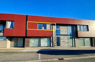 INSTAPKLAAR, recent 1 SLAAPKAMER APPARTEMENT met AFZONDERLIJKE GROTE BERGING op een GUNSTIGE LOCATIE te Kruisem, vlak bij STATION ZINGEM. Het appartement situeert zich op de 1STE VERDIEPING en maakt deel uit van Residentie Rubens, maar bevindt zich op het einde van het complex waar men kan ontsnappen aan de drukte.<br />Dankzij de MOOIE AFWERKING (parket in de woonkamer) geniet u hier van een aangenaam wooncomfort in een huiselijke omgeving. Via de inkomhal met gastentoilet komt u in de LICHTRIJKE LEEFRUIMTE met OPEN INGERICHTE KEUKEN. Aansluitend bevindt zich een praktische berging.<br />De ruime badkamer is uitgerust met een INLOOPDOUCHE en de VOLWAARDIGE SLAAPKAMER zorgt voor een rustige plek om te ontspannen. De CENTRALE LIGGING combineert een VLOTTE BEREIKBAARHEID met de nabijheid van winkels, openbaar vervoer en dagelijkse voorzieningen.<br />Momenteel VERHUURD AAN EEN SOLVABELE HUURDER, dus ook PERFECT ALS INVESTERINGSPAND!<br /><br /><strong>Adres: </strong>Groenstraat 24 bus 1 te Kruisem (Zingem)<br /><br />EPC-label B; P-score: B, G-score: B; Bestuursmaatregelen in maatregelenregister: neen.