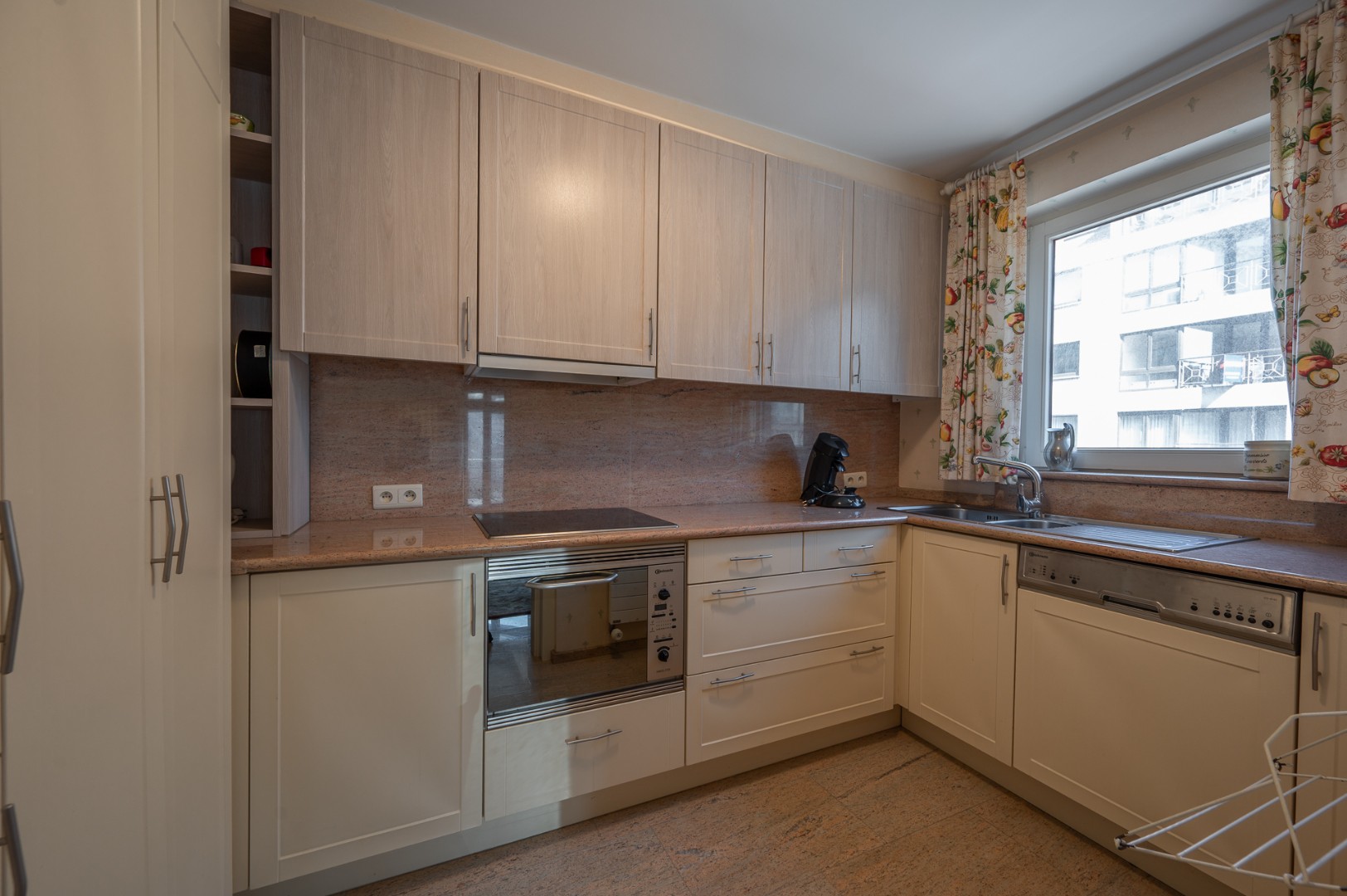 Ruim hoekappartement (109m²) met 3 volwaardige slaapkamers gelegen te Lippenslaan samen met de Taborastraat te Knokke-Heist. - photo 5