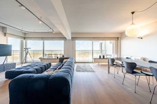 Gelegen op een van de meest gegeerde plekken aan de Belgische kust, op de wandeldijk in het Zoute, bevindt zich dit ruim appartement met prachtig frontaal en zeer breed zeezicht. Uniek en zeer ruim 4-slaapkamer appartement met ruime terrassen. <br /><br />Indeling:<br />Inkomhall met vestiaire en gastentoilet, royale leefruimte en eetkamer met grote raampartijen en panoramisch zicht op zee, open keuken, master bedroom met zeezicht en een eigen badkamer, 3 volwaardige slaapkamers aan de zuidkant met open zichten en met terrassen en 2 extra badkamers. <br />Wasruimte en berging. <br /><br />Mogelijkheid tot aankoop van 2 staanplaatsen in de residentie en een ruime garagebox. <br /><br />Privatieve kelder en conciërge in de residentie. <br /><br />Zeldzame kans op een uniek appartement op de gegeerde Wandeldijk in het Zoute.