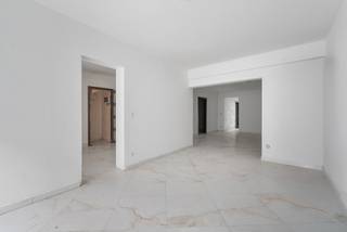 Ben je op zoek naar een gelijkvloers appartement met een bewoonbare oppervlakte van maar liefst 152 m² en een private tuin van 60 m²? Zoek niet verder! Dit appartement nabij centrum Wetteren heeft alles wat je zoekt.<br /><br />Indeling: <br />- Inkomhal<br />- Apart toilet<br />- Aparte ruimte die als woonkamer, praktijkruimte, slaapkamer of bureau kan dienen<br />- Badkamer met douche<br />- Woonkamer<br />- Keuken (inmiddels werd deze al geplaatst) <br />- 2 slaapkamers <br />- Berging<br /><br />Bijzonderheden: <br />- Ruime tuin <br />- Energiezuinig (EPC B)<br />- Twee buitenbergingen<br />- Geen gemeenschappelijke kosten<br />- Uitstekende ligging ten opzichte van de Markt van Wetteren, scholen, restaurants, winkels, het station, oprit van de E40, etc..<br /><br />Mis deze kans niet en vraag vandaag nog uw bezoek aan via jill.de.deurwaerdere@albert.immo of 0495 69 61 64. <br /><br />Bij Albert kom je thuis!