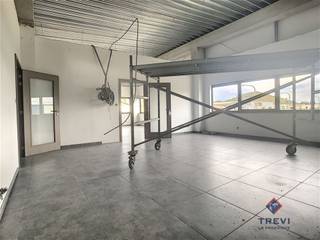 <p><span>Montignies-sur-Sambre - 2000€</span></p><p><span> </span></p><p><span>Magnifique plateau de bureau situé dans un zoning à Montignies-sur-sambre.</span><span> </span></p><p><span> </span></p><ul><li><span>4 bureaux (28,3m²; 29,5m²; 40m²; 40m²),</span></li><li><span>Une salle de réunion/conférence 40,5m²,</span></li><li><span>Salle de douche avec Wc et lavabo,</span></li><li><span>Sanitaires en ordre,</span></li><li><span>Cuisine,</span></li><li><span>Tout vient d'être rénové.</span></li></ul><p><span> </span></p><p><span>A visiter sans attendre cette opportunité proche de toutes commodités.</span></p><p><span> </span></p>