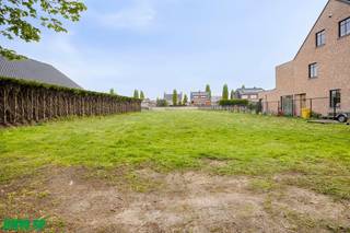 Ideaal gelegen bouwgrond van 624m² voor een halfopen bebouwing met optie tot het bouwen van een garage of carport.Deze bouwgrond gesitueerd in het...