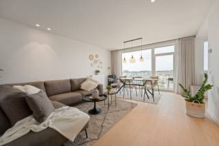 Zeezicht, open vergezichten en een stijlvolle afwerking – dit volledig gerenoveerde doorloopappartement met twee slaapkamers in Bredene biedt...