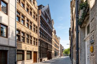 Nog voor u het appartement zelf bereikt, laat dit gebouw al een indruk na. Achter de karaktervolle gevel ontvouwt zich een authentiek geheel waarin de oorspronkelijke sfeer mooi bewaard bleef: van de charmante toegangsgang met houten brievenbussen tot de sfeervolle binnenkoer en gemeenschappelijke delen. Het appartement op de derde verdieping biedt op zijn beurt een aangename basis en veel potentieel om verder naar eigen smaak vorm te geven.<br /><br />Ook de ligging past perfect in dat verhaal. De Zwartzustersstraat bevindt zich midden<strong> in het historische hart van Antwerpen</strong>, op een steenworp van de Sint-Pauluskerk en op wandelafstand van de Grote Markt, de Scheldekaaien, winkels en horeca. Ook de Meir en het Eilandje zijn vlot te voet bereikbaar, waardoor cultuur, gastronomie, winkelen en het dagelijkse stadsleven hier letterlijk om de hoek liggen.<br /><br /><strong>Indeling</strong><br />Via de authentieke doorgang met originele houten brievenbussen bereikt u de charmante binnenkoer van het gebouw. De binnenplaats is eveneens toegankelijk via een afzonderlijke zijingang met automatische poort voor wagens, die verder leidt naar de ondergrondse parking. Een bijkomende trap biedt vanuit de binnenkoer rechtstreeks toegang tot het ondergrondse niveau.<br /><br />Vanuit de binnenplaats bereikt u de inkomhal van het appartementsgebouw, waar opnieuw verschillende karaktervolle elementen terugkomen. Het appartement bevindt zich op de derde verdieping en is zowel met de lift als via de traphal bereikbaar.<br /><br />Binnen leidt de inkomhal met vestiairegedeelte en gastentoilet naar de lichtrijke woon- en eetkamer. Aansluitend bevindt zich de halfopen keuken met praktische berging.<br /><br />Vanuit de woonkamer heeft u toegang tot een gezellig terras van ca. 7 m², een fijne buitenruimte midden in de stad.<br />Verder geeft de woonkamer toegang tot twee slaapkamers. Tussen beide kamers bevindt zich de badkamer, uitgerust met douche in bad, dubbele lavabo en toilet.<br />Tot slot beschikt het appartement over een private kelderberging. Een ondergrondse <strong>autostaanplaats kan optioneel worden aangekocht voor € 35.000</strong>.<br /><br /><strong>Bijzonderheden</strong><br />Een appartement met EPC C en veel potentieel, gelegen in een uitzonderlijk karaktervol gebouw waar authentieke elementen, een charmante binnenkoer en hedendaags gemak zoals een lift en ondergrondse parking mooi samenkomen.<br />Een interessante plek voor wie centraal in Antwerpen wil wonen en tegelijk waarde hecht aan architectuur, authenticiteit en een appartement dat nog naar eigen smaak kan evolueren.