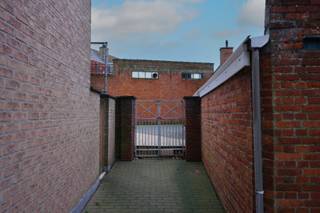 Polyvalent gebouw met tal van mogelijkheden op centrale ligging in Ursel<br /><br />Ontdek dit centraal gelegen, ruim polyvalent gebouw in Ursel, dat voorheen dienst deed als locatie voor buitenschoolse kinderopvang. Dankzij de uitstekende ligging in het hart van de gemeente geniet dit pand van een vlotte bereikbaarheid en een grote visibiliteit.<br /><br />Dit veelzijdige gebouw biedt tal van opportuniteiten voor zowel particuliere als professionele doeleinden. Of u nu op zoek bent naar een ruime gezinswoning, een combinatie van wonen en werken, of een interessante investeringsmogelijkheid: dit pand past zich moeiteloos aan uw plannen aan.<br /><br />De royale bewoonbare/bruikbare oppervlakte en de flexibele indeling maken het mogelijk om verschillende functies te integreren, zoals praktijkruimte, kantoor, atelier of handelsactiviteit (mits de nodige vergunningen).<br /><br />Troeven van dit pand:<br />* Centrale ligging in Ursel<br />* Ruim en polyvalent gebouw<br />* Geschikt voor diverse invullingen (wonen, werken, combinatie)<br />* Goede bereikbaarheid<br />* Ideaal voor zelfstandigen of investeerders<br />* asbestveilig<br /><br />Dit vastgoed wordt u aangeboden via het biedplatform van COVAST. Indien u belangstelling heeft om een bod uit te brengen kan dit enkel via ALBERT immo. <br />Wanneer uw bod weerhouden wordt door de verkoper zal u als koper eveneens instaan voor de betaling van het honorarium aan COVAST, dat vastgesteld is op 7,26 % van de geboden prijs. Alle wettelijke opzoekingen kunt u bekomen na contactopname met Albert B2B.<br /><br /><span>Dit pand kan onderhevig zijn aan de renovatieverplichting die door de Vlaamse overheid wordt opgelegd voor niet-residentiële gebouwen. Consulteer voor meer informatie de website van het Vlaams Energie- en Klimaatagentschap via https://www.energiesparen.be/nr/renovatieverplichting.</span><br /><br />Bent u op zoek naar een multifunctionele handelsruimte of kantoorruimte, neem dan voor meer inlichtingen of een bezoek op afspraak contact op met Dominique Baes, ALBERT B2B, op 0498/12.82.20 of via dominique.baes@albert.immo