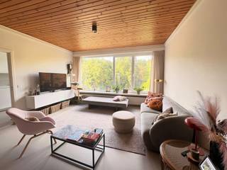 <h3><span>Gerenoveerd appartement met drie slaapkamers en uitzicht op het Leeuwerikpark</span></h3>
<p><span>Op zoek naar een ruim en instapklaar appartement op een rustige, maar centrale locatie? Dit gerenoveerde appartement is bijzonder geschikt voor een gezin met kinderen. Het </span><strong><span>Leeuwerikpark ligt recht tegenover het appartement en beschikt over een speeltuin</span></strong><span>, waardoor kinderen alle ruimte hebben om buiten te spelen.</span></p>
<p><span>De ruime leefruimte baadt in het natuurlijke licht en biedt een aangenaam uitzicht op het park. Aansluitend bevindt zich de aparte keuken, die praktisch is ingericht en voorzien is van een oven, microgolfoven, kookplaat, vaatwasmachine en koelkast. Vanuit de keuken is er toegang tot een klein balkon. Naast de keuken bevindt zich de berging, met aansluitingen voor een wasmachine en droogkast.</span></p>
<p><span>Het appartement beschikt over </span><strong><span>drie slaapkamers</span></strong><span>. De hoofdslaapkamer is voorzien van een ingemaakte kastenwand en geeft rechtstreeks toegang tot het eerste balkon. Ook de tweede slaapkamer is ruim en biedt voldoende plaats voor een comfortabel bed en extra inrichting. De derde slaapkamer is een gezellige éénpersoonskamer en heeft toegang tot het tweede terras.</span></p>
<p><span>De badkamer is uitgerust met een moderne inloopdouche en een wastafelmeubel. Daarnaast is er een apart toilet.</span></p>
<p><span>Als extra troeven beschikt het appartement over een </span><strong><span>inpandige autostaanplaats (nr. 8)</span></strong><span> en een praktische kelderberging.</span></p>
<p><span>De ligging combineert rust en bereikbaarheid. Het appartement bevindt zich in een rustige woonwijk, maar ligt tegelijk vlak bij de belangrijkste invalswegen en de ring. Winkels en dagelijkse voorzieningen zijn bovendien op wandelafstand bereikbaar.</span></p>
<p><strong><span>Een comfortabel en licht appartement met drie slaapkamers, buitenruimte en een park met speeltuin voor de deur — een ideale thuis voor een gezin.</span></strong></p>