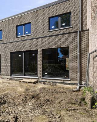 PERFECTE GEZINSWONING NIEUWBOUW CASCO WINDDICHT midden in het centrum van leuk gezellig polderdorp hal, ruime garage, living met grote ramen met...