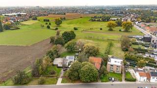 Ideaal gelegen hoeve te koop te Aalst, met centrale ligging aan de rand van de stad.<br />Gelegen nabij Wijngaardveld, Herdersem en centrum Aalst.<br />Uitzonderlijk rustige ligging in een groene open ruimte aan de stadsrand.<br />De woning is van 1953 en is te renoveren of herbouwen.<br />Er kan vergunning verleend worden om de woning te verbouwen, herbouwen, uit te breiden tot een volume van 1.000 m³.<br />Samen met de achterliggende weide gelegen op een totale oppervlakte van 5.878 m².<br />