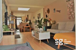 Vlakbij het centrum van Zingem, vinden we deze leuke en gezellige woning terug. De indeling is als volgt: bij binnenkomst een inkomhal met toegang...